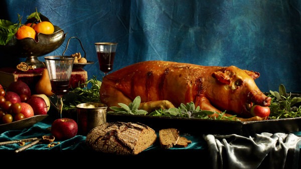 Pig served with apple in mouth